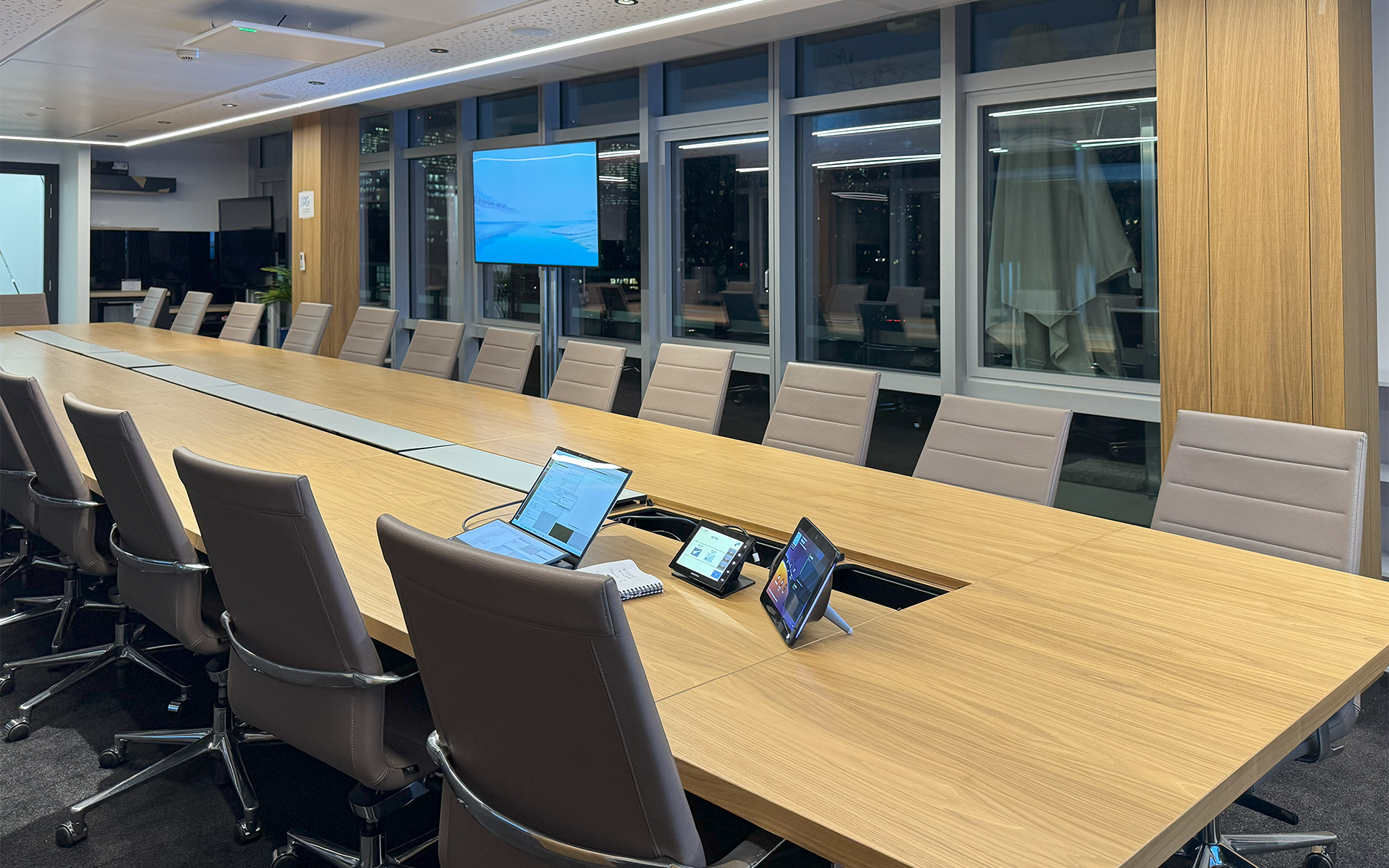 Gran sala de reuniones – 24 personas