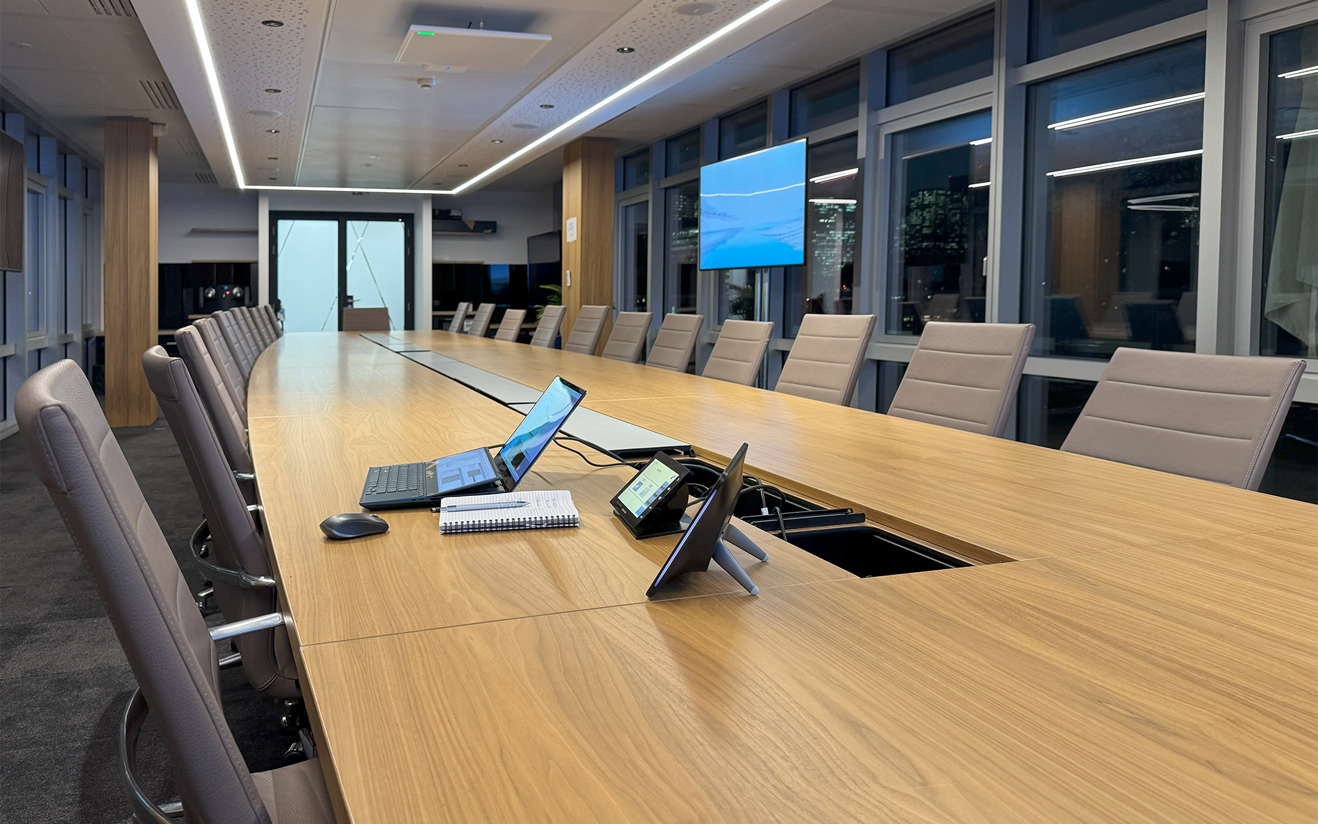 Gran sala de reuniones – 24 personas