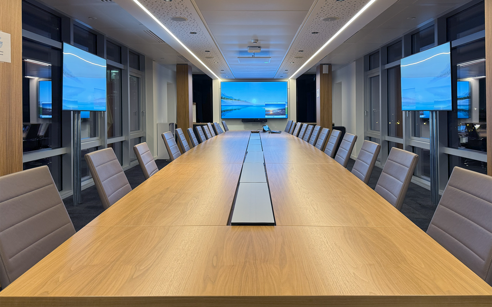 Gran sala de reuniones – 24 personas