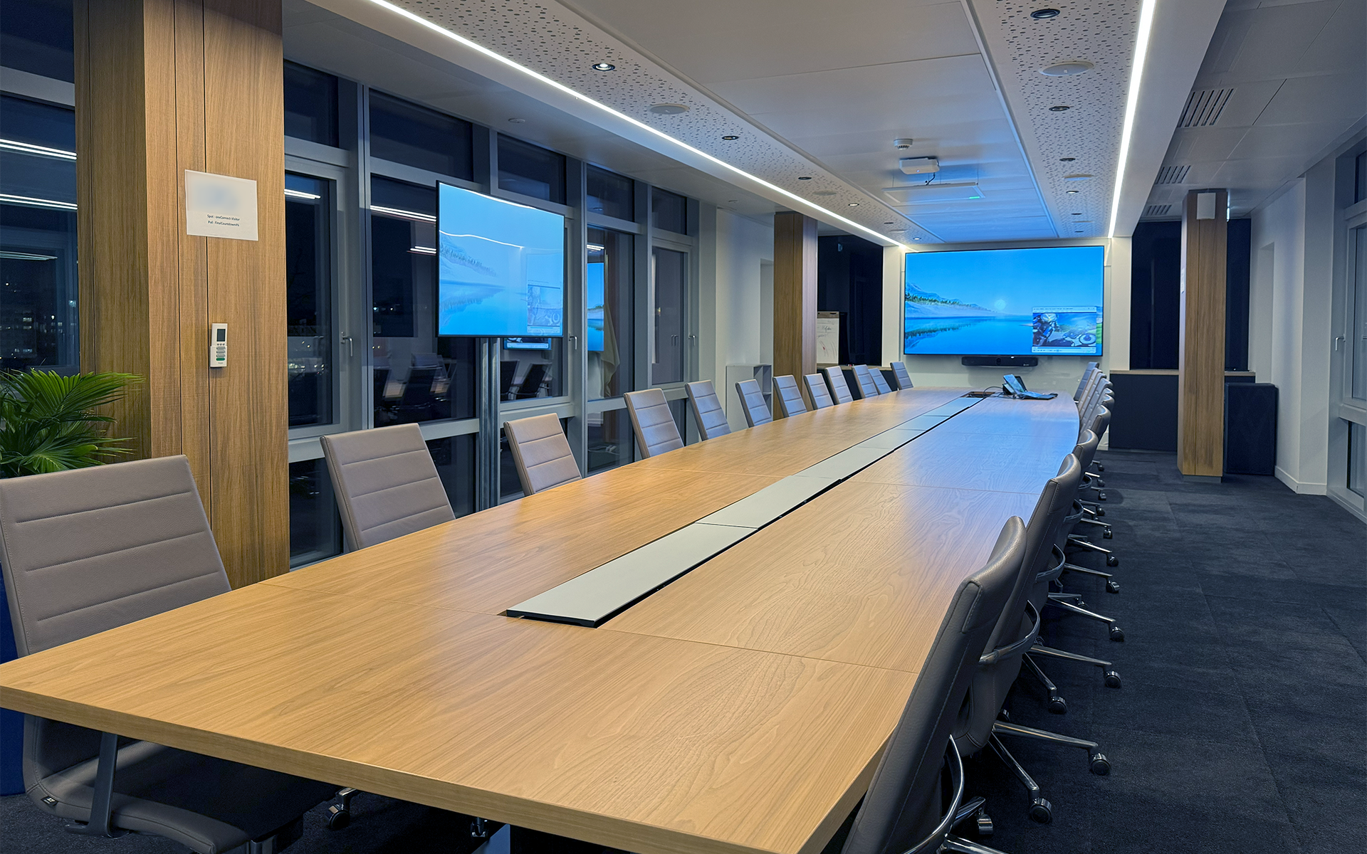 Gran sala de reuniones – 24 personas