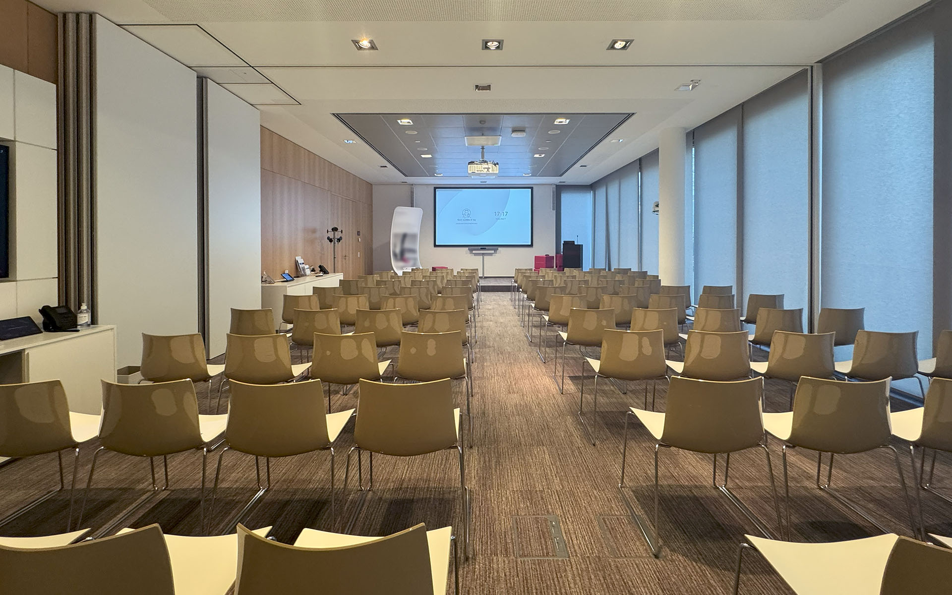 Gran sala de reuniones – 24 personas