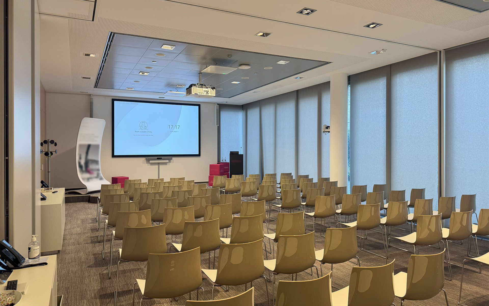 Gran sala de reuniones – 24 personas