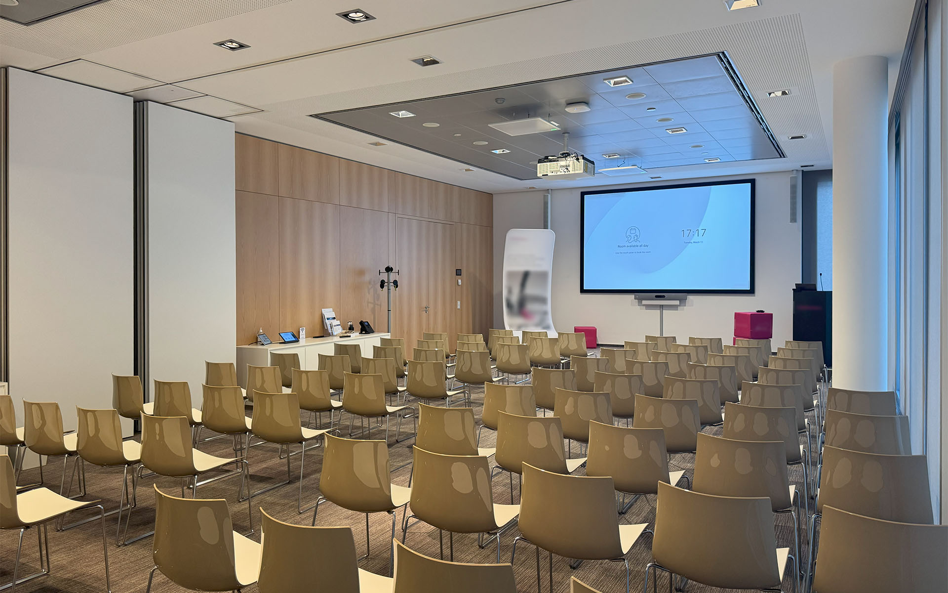 Gran sala de reuniones – 24 personas