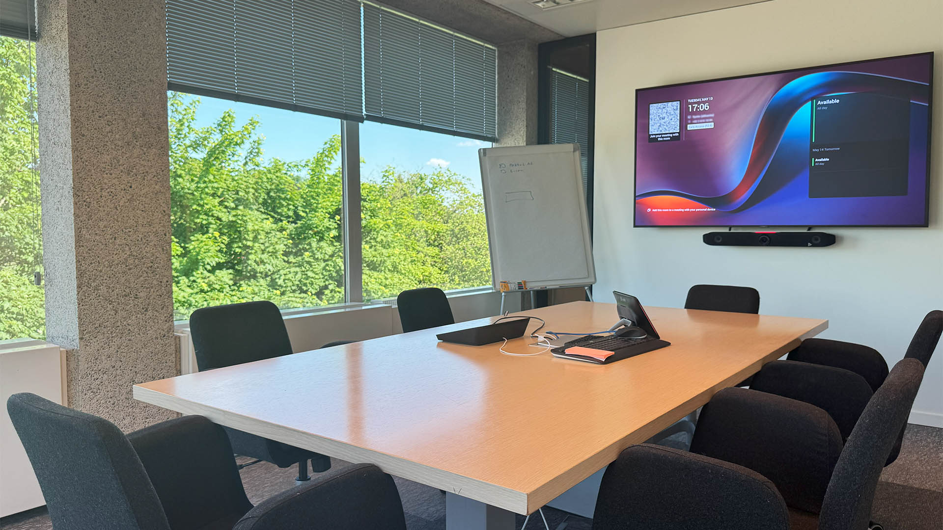 Gran sala de reuniones – 24 personas