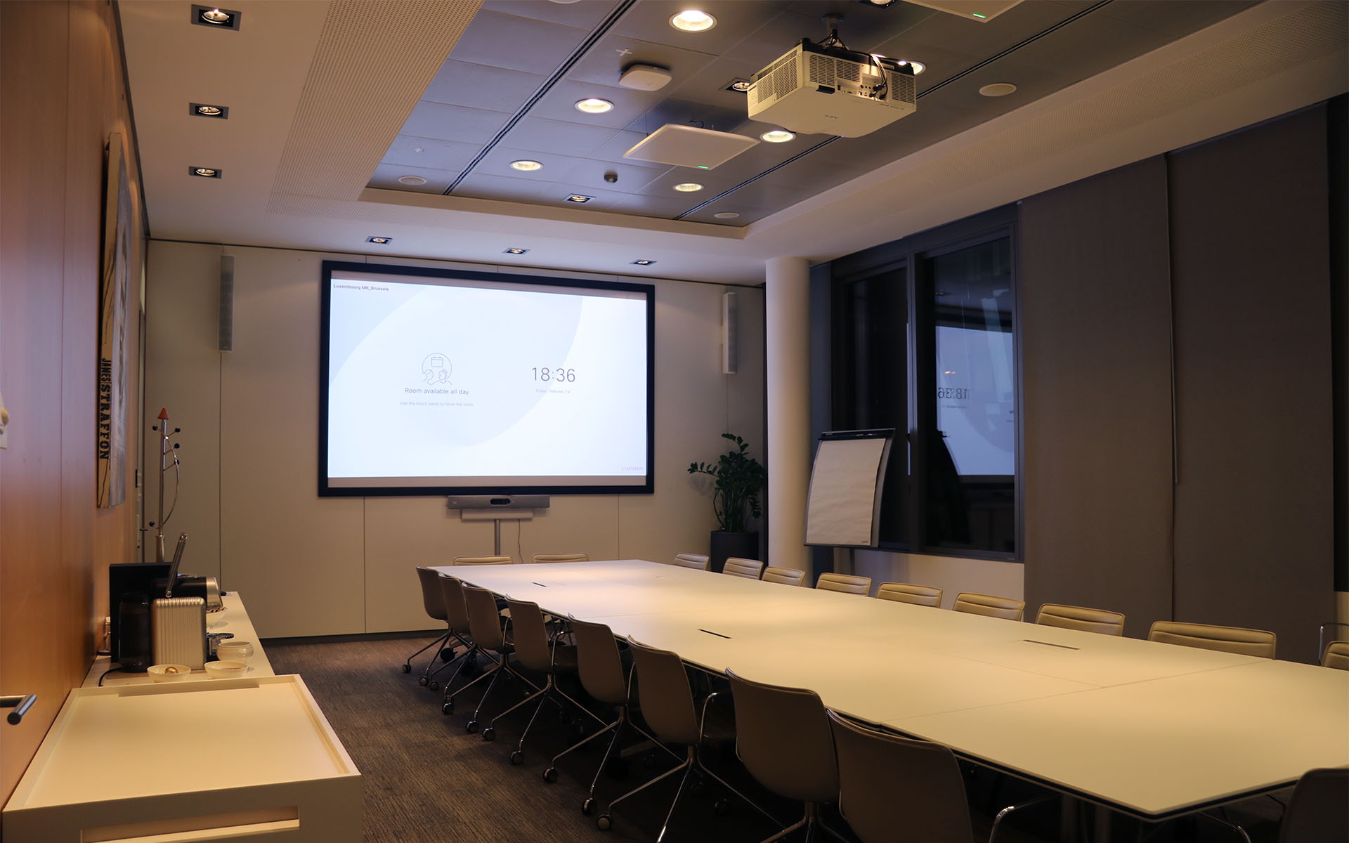 Gran sala de reuniones – 24 personas