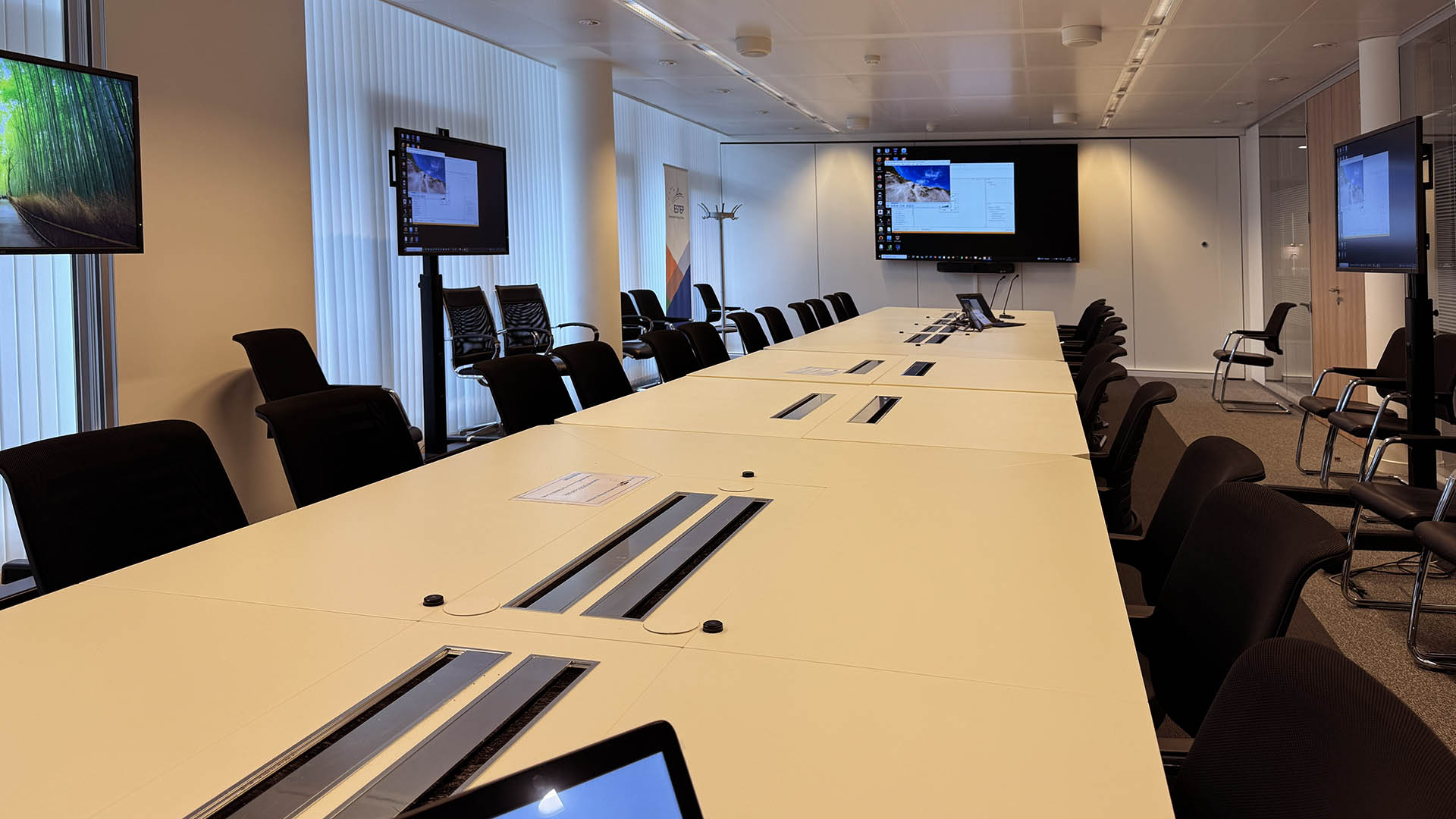 Gran sala de reuniones – 24 personas